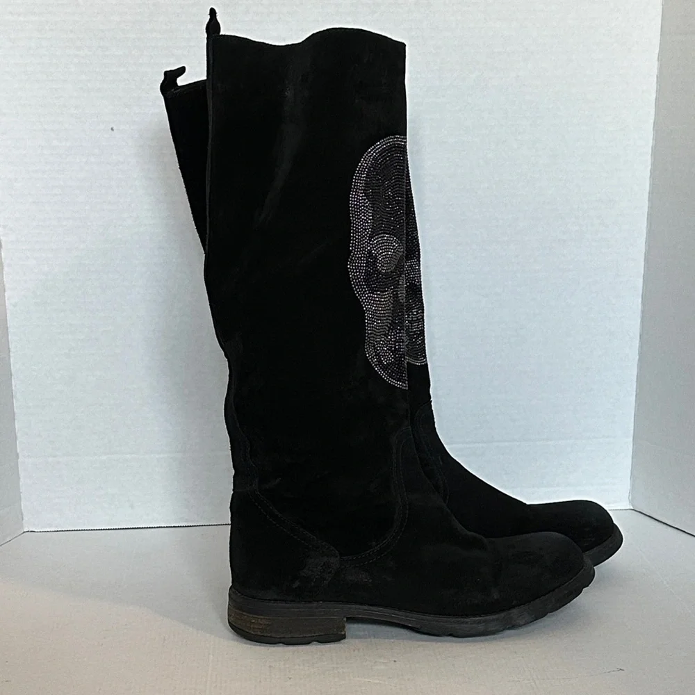 SESTO Muecci black tall boots made of suede material, bedazzled skull EUC 41